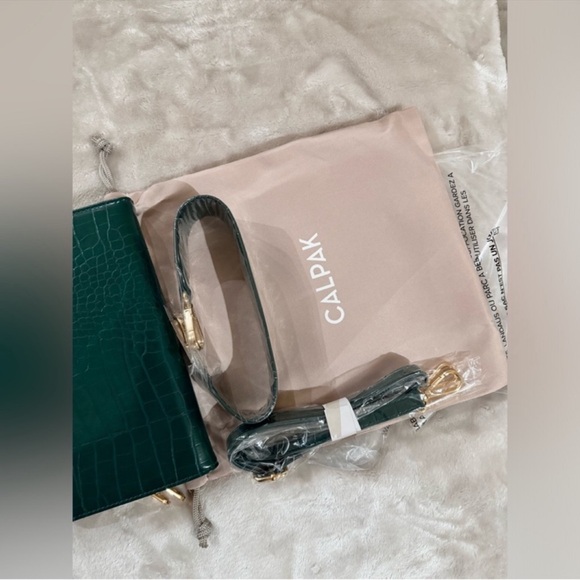 🎉LAST PIECE🎉CALPAK Croc Wallet in Emerald - Picture 5 of 10